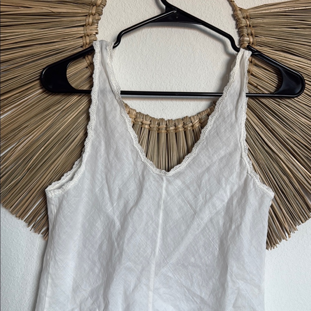 Sleek White Sleeveless Fitted Tank Top - Picture 5 of 11